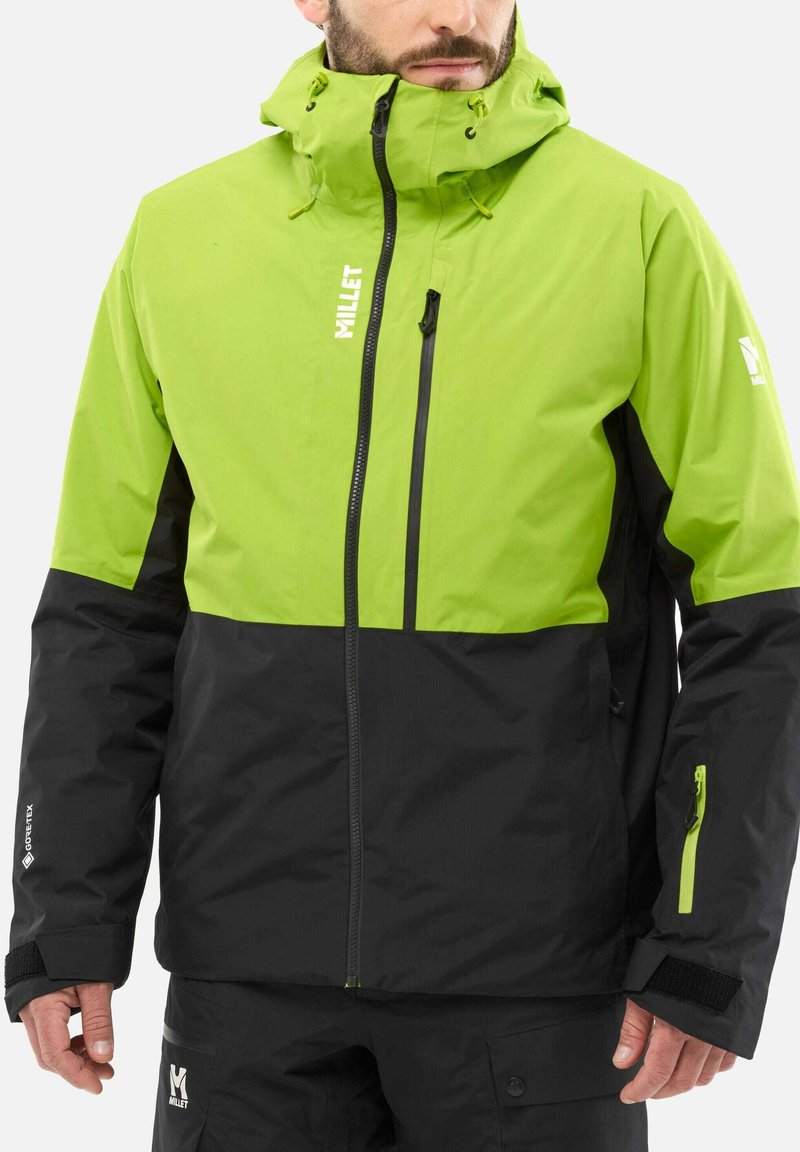 Veste imperméable pour hommes, verte et noire, avec une fermeture éclair avant, une capuche réglable et plusieurs poches. Fabriquée en matériau Gore-Tex, elle présente un design en blocs de couleurs.