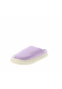 Zapatilla morada con un suave upper de terciopelo, punta redonda y una suela blanca acolchada. Diseño minimalista sin hardware visible.