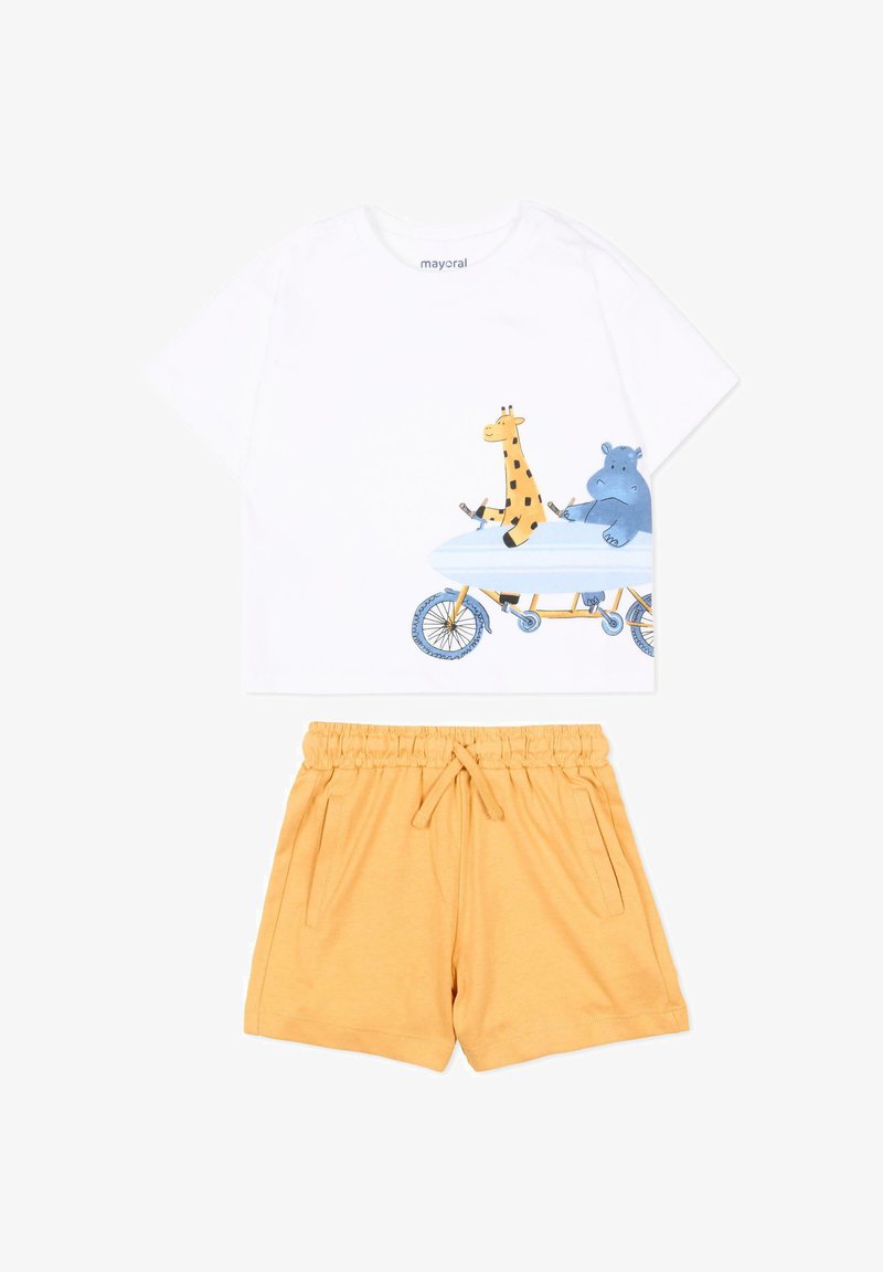 Wit shirt met korte mouwen bedrukt met een afbeelding van een giraffe en nijlpaard die samen op een fiets rijden, gecombineerd met gele korte broek met elastische taille, zakken en trekkoord.