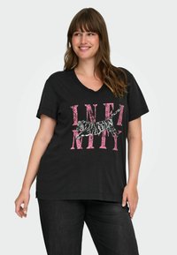 Zwarte katoenen t-shirt met een V-hals en korte mouwen, met een roze grafisch ontwerp met het woord "INFINITY" en een illustratie van een zebra-patroon kat.