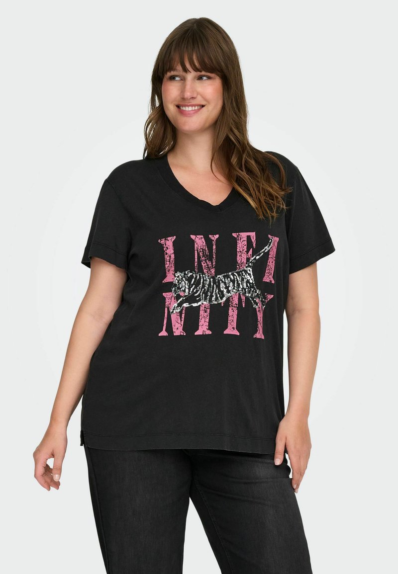 Zwarte katoenen t-shirt met een V-hals en korte mouwen, met een roze grafisch ontwerp met het woord "INFINITY" en een illustratie van een zebra-patroon kat.
