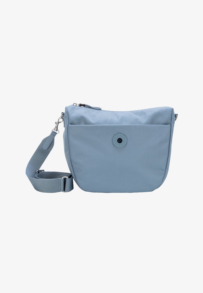 Bolso bandolera azul claro con correa ancha ajustable, cierre de cremallera y bolsillo delantero con parche de logotipo circular.