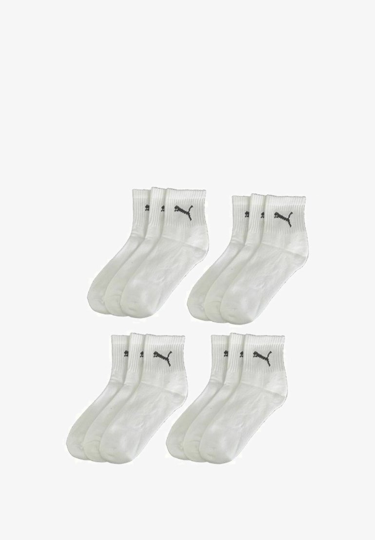 Weiße Sportsocken im Viererpack, mit gerippten Bündchen und schwarzen Puma-Logos auf jeder Socke. Glatte Textur, Standardcrew-Länge.