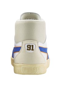Vysoké tenisky v bílé, krémové a modré barvě. Texturovaný kožený svršek, oranžové prvky, zlaté "91" na patě a logo PUMA na podrážce.