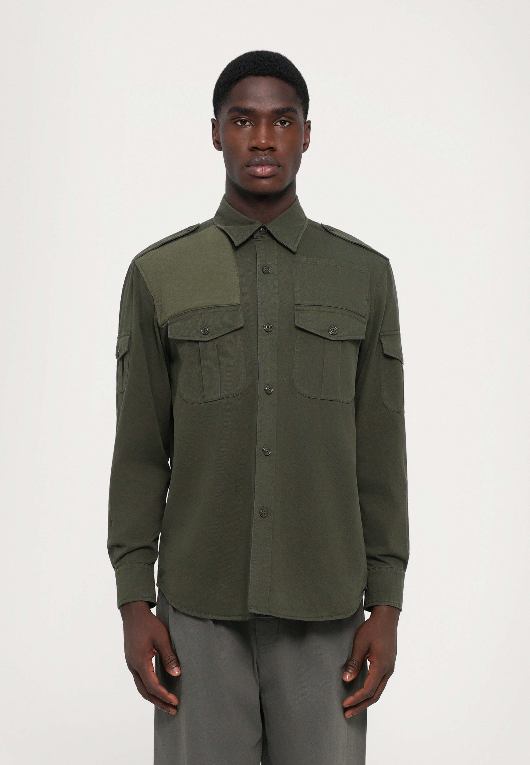 Beige Camicia Verde Militare Outfit Scarpa Abbinamento Pantalone