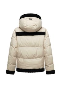 Crème pufferjack met zwart sherpa-finish op de capuchon, bovenrug, manchetten en zoom, getoond van achteren op een witte achtergrond.
