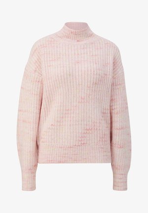 Różowy sweter z dzianiny o wysokim kołnierzu falkowym, z teksturowanym, prążkowanym wzorem oraz wielokolorowymi plamkami w całej powierzchni.