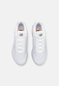 Witte sportieve schoenen met een ademende mesh bovenkant, vetersluiting en gevoerde tong. Voorzien van een rond logo en een gladde rubberen zool.