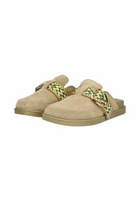 Zuecos de ante beige de tipo deslizable con suelas planas y tiras ajustables de patrón en zigzag verde-amarillo que cuentan con hebillas de metal.