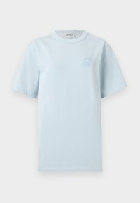 Ανοιχτό μπλε κοντομάνικη μπλούζα με στρογγυλή λαιμόκοψη και μικρό κεντητό λογότυπο αλεπούς σε μπλε χρώμα στο αριστερό στήθος.