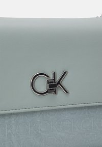 Calvin Klein RE-LOCK  - Borsa a tracolla - pigeon jacquard mono