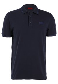 Tmavě modré polo tričko z bavlny s dvouknopkovým zapínáním, krátkými rukávy a modrými akcenty na límci a manžetách. Na hrudi logo HUGO.