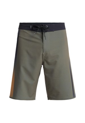 Olivgrüne Badeshorts mit schwarzem Bund, vorderem Kordelzug und grauen Seitenstreifen; aus leichtem, schnell trocknendem Material gefertigt.