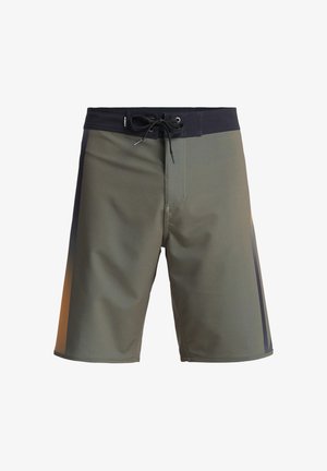 Krótkie spodenki kąpielowe w oliwkowej zieleni z czarnym pasem w talii, wiązaniem z przodu i szarymi paskami po bokach; wykonane z lekkiego, szybko schnącego materiału.