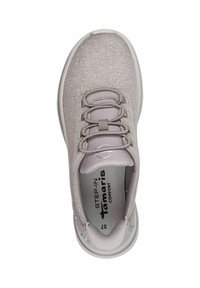 Zapatilla deportiva gris claro con parte superior de malla, puntera redondeada, cordones elásticos, plantilla amortiguada y detalle de logo en la plantilla. Suela de goma clara.