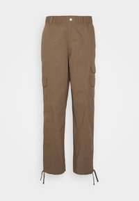 Bruine cargobroek met een elastische tailleband, twee zijzakken en een trekkoord aan de onderkant. De stof heeft een gestructureerde afwerking.