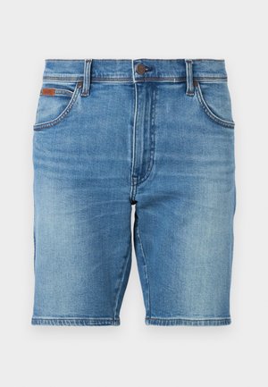 Lys blå denimshorts med rett kutt, fem lommer og knappelukking. Liten falming på stoffet gir tekstur.