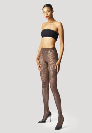 Nätstrumpbyxor med ett detaljerat mönster, brunt färg och bred midjeband; matchas med en svart bandeau-topp och svarta högklackade skor.