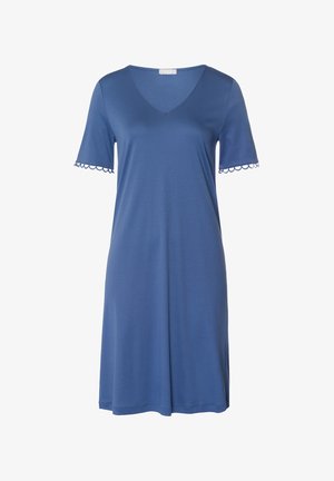 Blauwe V-hals jurk met korte mouwen, gemaakt van gladde stof. Heeft een gekarteld beleg op de mouwen en een ontspannen pasvorm, tot de knie.