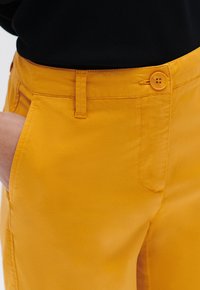 Caroll ADELMO - Chino - mustard yellow