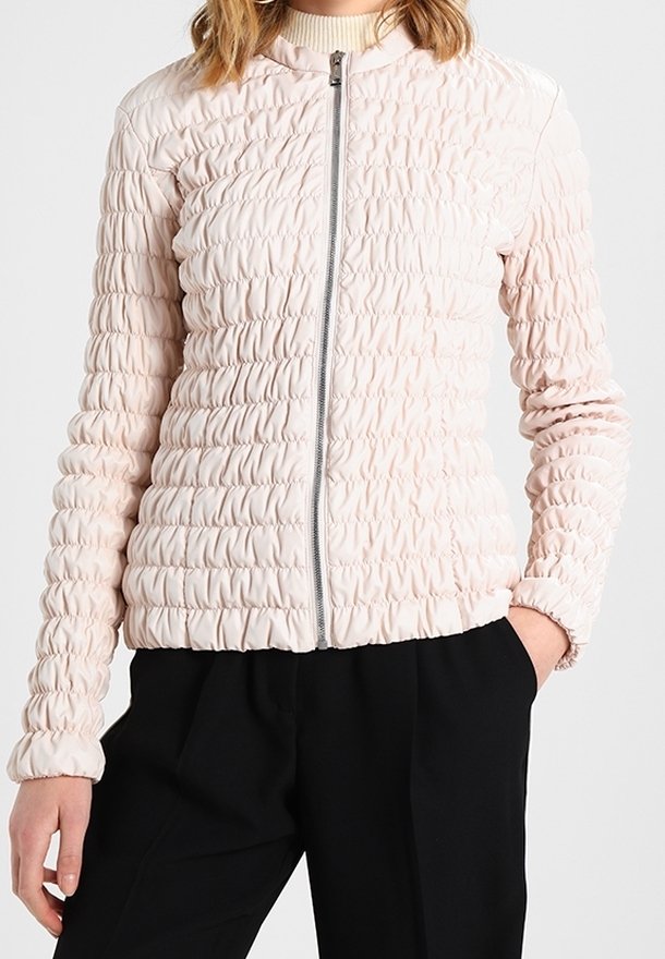 Giubbotto puffer rosa chiaro con un design testurizzato e arricciato, chiusura frontale con zip completa e collo rotondo. Maniche lunghe e silhouette aderente.