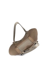 Sac à main en cuir beige avec deux bretelles d'épaule, intérieur spacieux, texture subtile et accents en métal doré. Dispose d'un diviseur central.