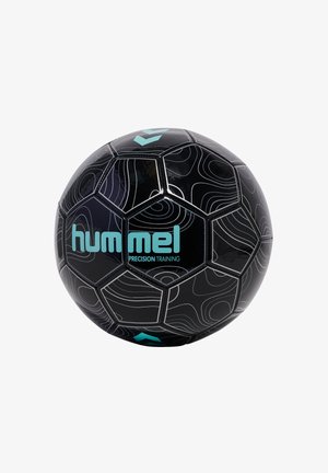 Zwarte voetbal met hexagonale panelen, voorzien van witte en turquoise golfpatronen. Draagt prominent het logo "hummel PRECISION TRAINING".