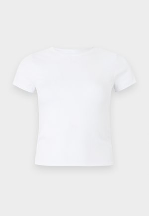 Prosty biały t-shirt z krótkim rękawem i okrągłym dekoltem na neutralnym jasnoszarym tle.