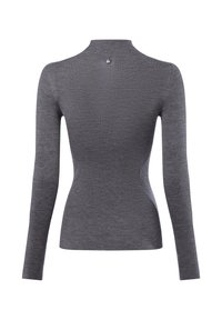 Długi rękaw, dopasowany szary sweterek z prążkowanej dzianiny, z kołnierzem typu mock neck i małym okrągłym metalowym emblematem na plecach w okolicy dekoltu.