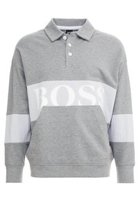 Sudadera gris con cuello tipo polo, tapeta de tres botones y una franjas horizontal blanca con el logo "BOSS" en el pecho.