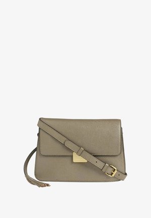 Sac en cuir vert olive en bandoulière avec des accents en métal doré. Il possède un rabat et une bandoulière ajustable. Texture lisse.