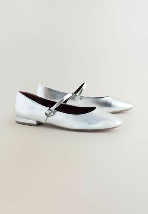 Zilveren ballerina's met een spitse neus, een mary-jane bandje en een lage metallic hak. Gladde textuur met een minimalistisch ontwerp.