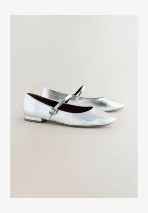 Balerini argintii cu vârful ascuțit, bretele tip mary-jane și un toc metalic mic. Textură netedă cu un design minimalist.