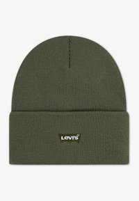 Groene gebreide beanie met een omgeslagen rand, met een zichtbaar Levis-logo label in het wit op olijfgroene stof, zachte textuur en naadloze constructie.