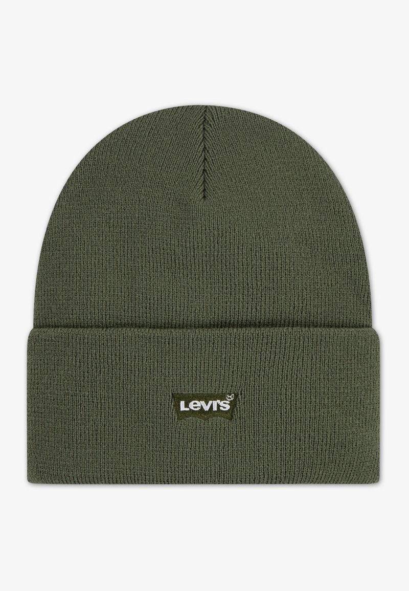 Groene gebreide beanie met een omgeslagen rand, met een zichtbaar Levis-logo label in het wit op olijfgroene stof, zachte textuur en naadloze constructie.