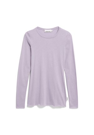 T-shirt à col rond en lavande à manches longues, avec une coupe ajustée, une texture lisse et une petite étiquette de marque sur la couture latérale.