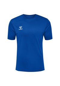 Blå kortärmad t-shirt tillverkad av mjuk polyestertyg, med en liten vit logotyp på vänster bröst och rundad halsringning.