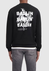 Zwarte sweatshirt met een bloemenpatroon en het woord "BALLIN" herhaald. De stof lijkt zacht, met ribgebreide manchetten en tailleband.