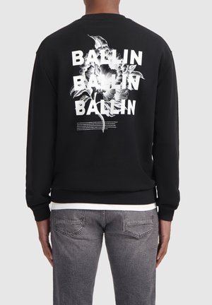 Zwarte sweatshirt met een bloemenpatroon en het woord "BALLIN" herhaald. De stof lijkt zacht, met ribgebreide manchetten en tailleband.