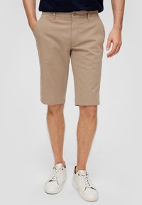 s.Oliver BERMUDA PHOENIX REGULAR FIT  TAILLE MI-HAUTE STRAIGHT LEG - Shorts - sandstein