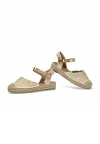 Zapatos espadrilles dorados con parte superior de tela texturizada, diseño abierto en la parte posterior y suela de yute trenzada. Correa ajustable con hebilla metálica.