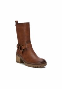 Bota de cuero marrón hasta el tobillo con punta redondeada, una correa lateral con hebilla ajustable y un tacón cuadrado marrón texturizado.
