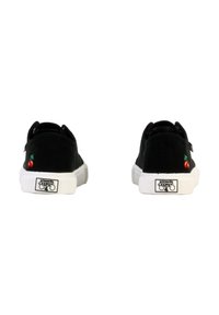 Baskets en toile noires avec semelles en caoutchouc blanches, ornées de cerises brodées à l'arrière et d'un logo sur le talon.
