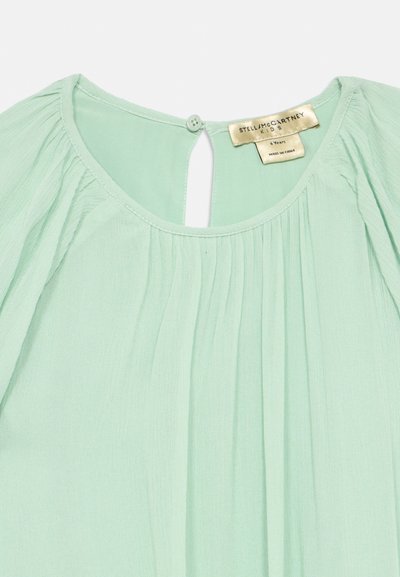 Μέντα πράσινη μπλούζα με ελαφρύ, υφασμάτινο ύφασμα με υφή· διαθέτει στρογγυλεμένο λαιμόκοψη και μικρό κουμπί στο πίσω μέρος· πιετέ λεπτομέρειες.