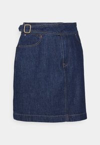 Jeanskjol i mörkblått, med ett spänne som bälte, framfickor och kontrasterande sömmar. Strukturerad A-linjeform med en ren fåll.