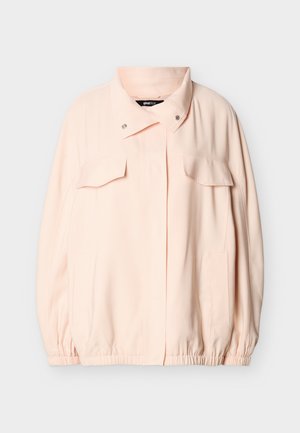 Veste légère rose pâle avec col à boutons-pression, deux poches poitrine à rabat, poignets élastiques et ourlet froncé.
