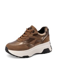 Sneaker marrone con una combinazione di materiali testurizzati, tra cui camoscio e accenti lucidi, dotato di una spessa suola bianca e battistrada in gomma nera.