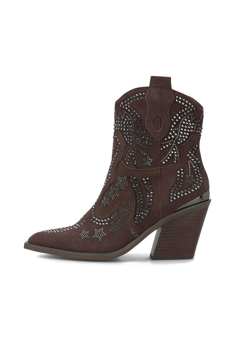 Ciemnobrązowy zamszowy botek sięgający za kostkę, z ostrym noskiem, masywnym słupkowym obcasem oraz dekoracjami w postaci srebrnych gwiazdek i spiralnych ćwieków.