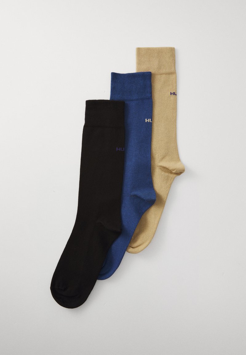 Drei Paar Socken: schwarz, blau und khaki. Glatte Textur mit gestrickten Bündchen und einem kleinen Logo auf jeder Socke. Klassisches Crew-Längen-Design.