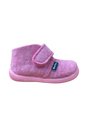 Zapatilla infantil suave de color rosa con una cinta de velcro y suela de goma, con la marca Gorio.